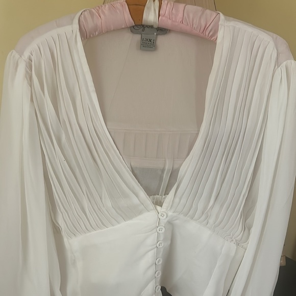 White blouse you can use from work to going out on the town - Picture 2 of 5